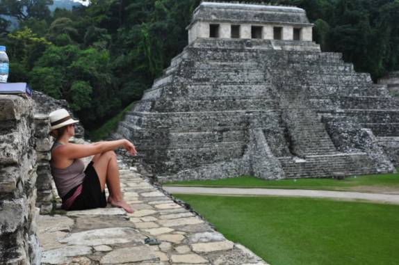 O Templo das Inscrições visto do alto do Palácio, nas ruínas mayas de Palenque, em Chiapas, no sul do México